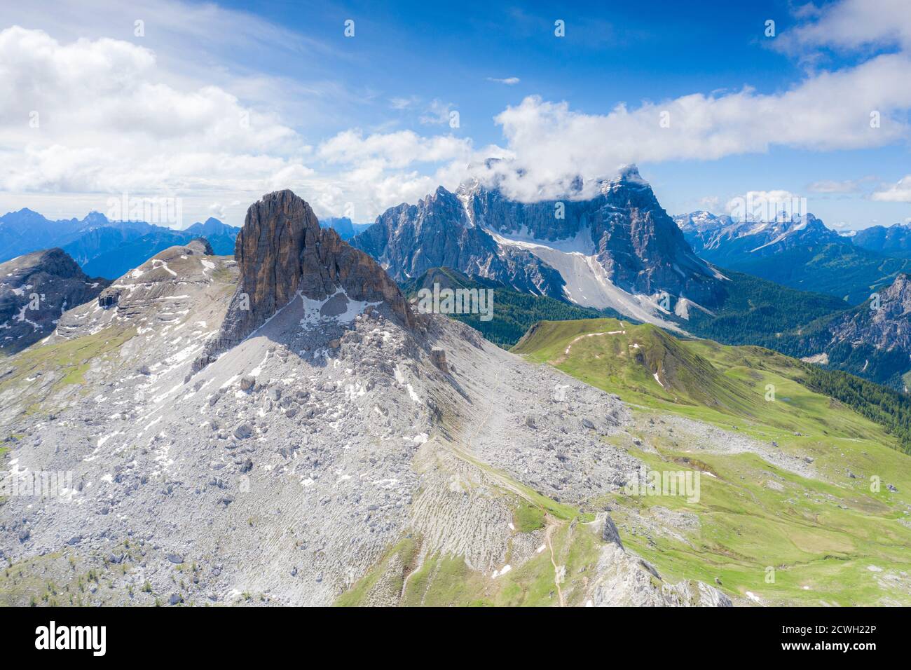 Sole sopra Monte Pelmo, Becco di Mezzodi, forcella Ambrizzola e col duro, vista aerea, Dolomiti, Belluno, Veneto, Italia Foto Stock