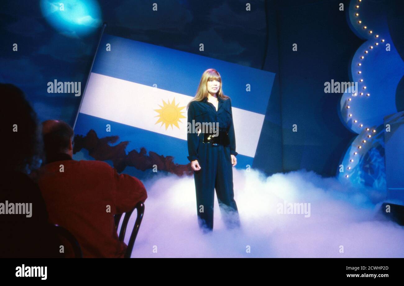 Goldene Schlagerparade, Musikshow, Deutschland 1992, Sendung vom 10. Ottobre 1992, Gaststar: Sängerin Katja Ebstein singt 'non piangere per me Argentina' aus dem Musical 'evita' vor der Flagge von Argentinien. Foto Stock