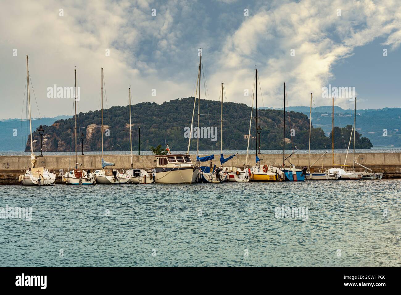 Barche ormeggiate al porto di Marta nel lago di Bolsena. Marta, lago di Bolsena, Viterbo, Lazio, Italia Foto Stock