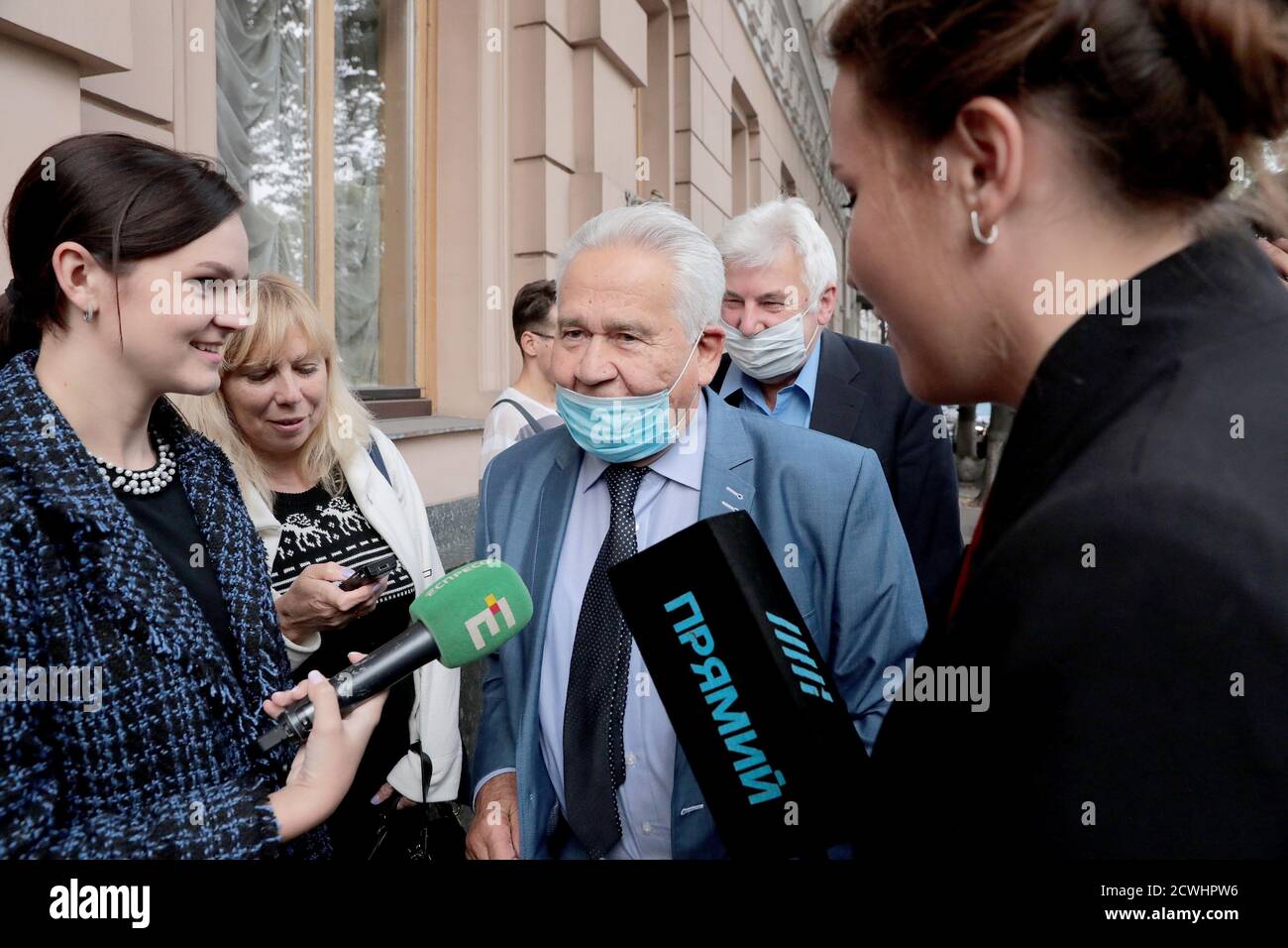 Non esclusivo: KIEV, UCRAINA - 29 SETTEMBRE 2020 - i giornalisti circondano il primo vice capo della delegazione Ucraina al gruppo di contatto trilaterale Foto Stock