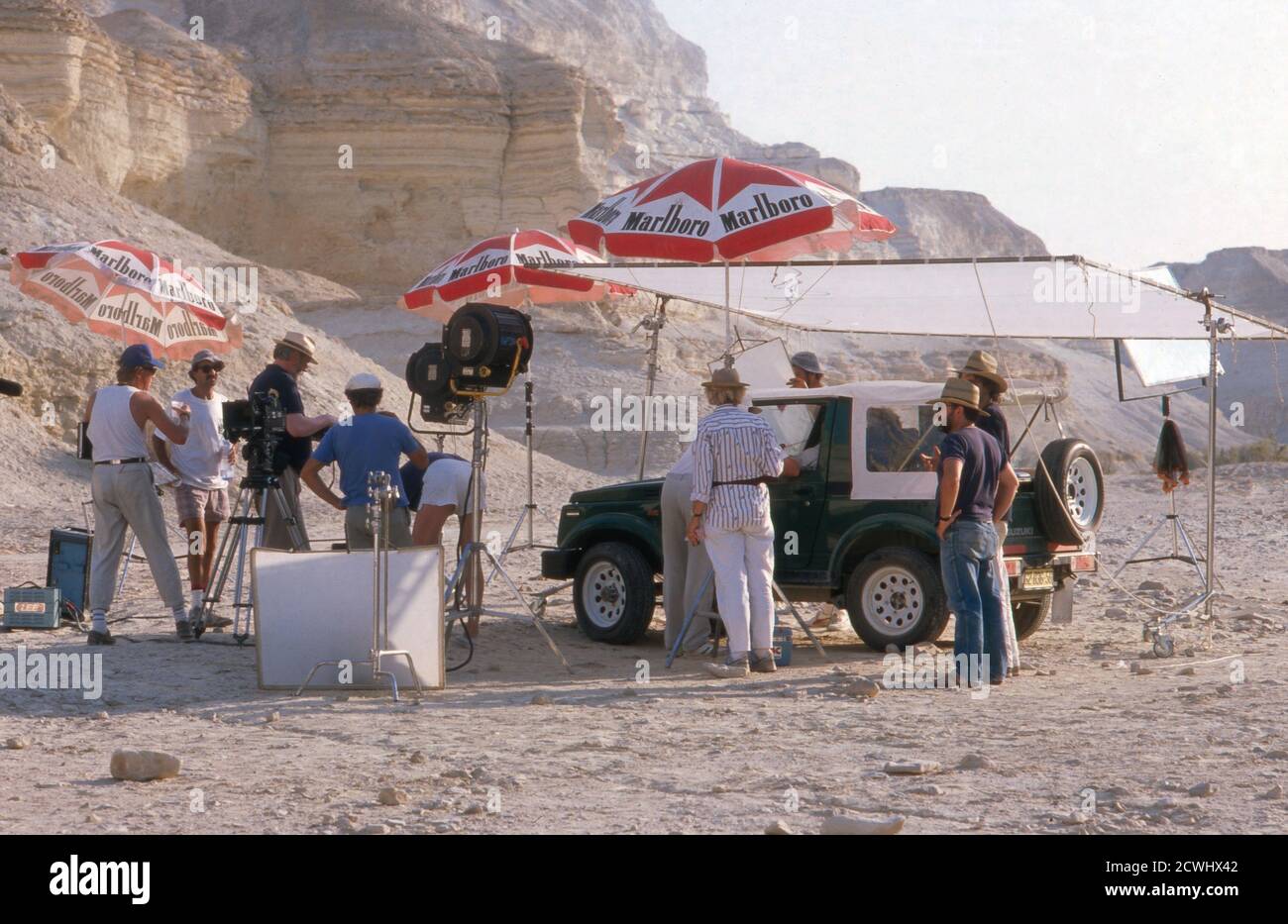 Diese Drombuschs, Fernsehserie, Deutschland 1983 - 1994, Dreharbeiten in Israele 1988, Darsteller und Crew in der Wüste Negev Foto Stock