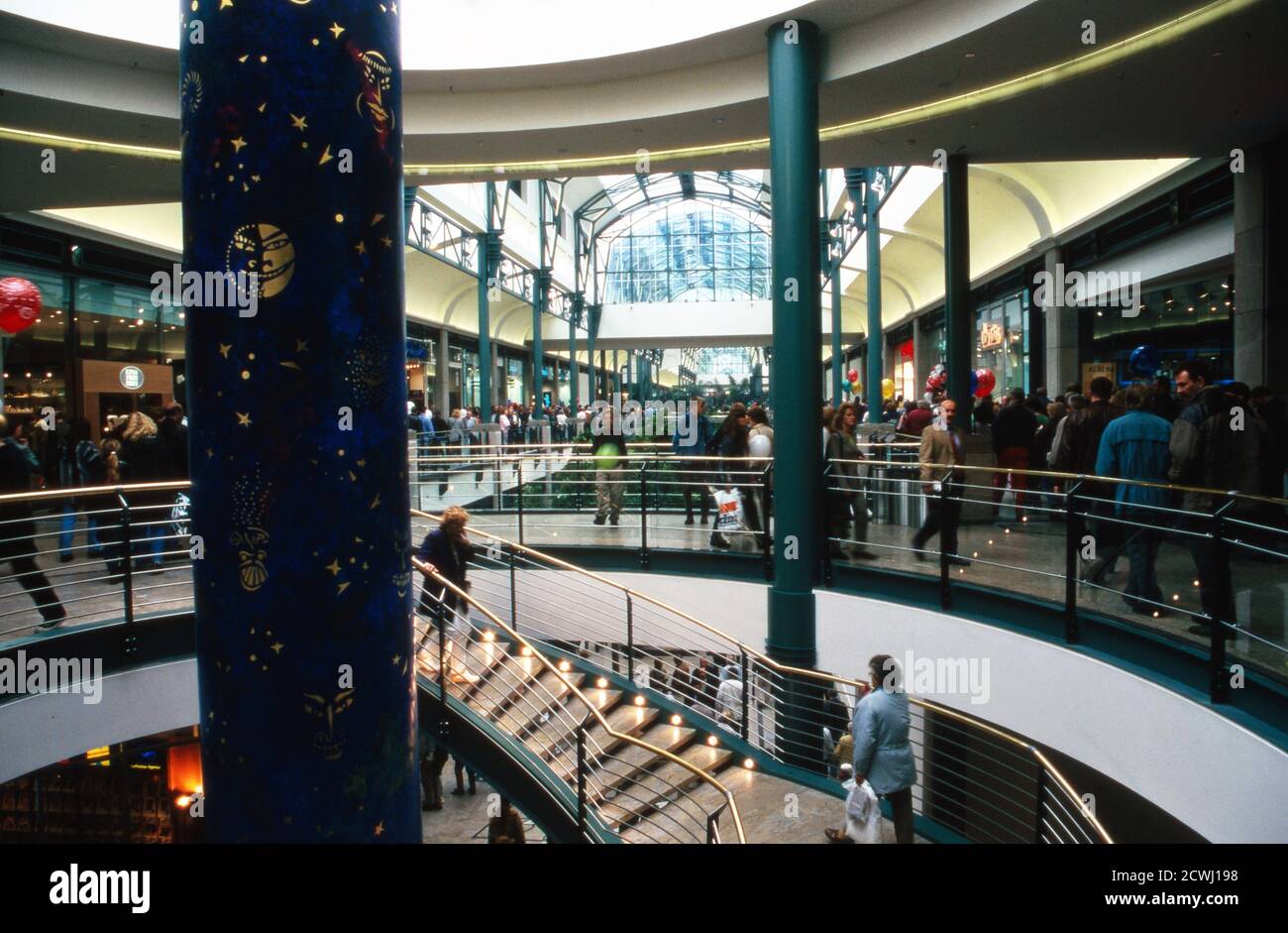 Blick in das neu eröffnete Centro Einkaufszentrum a Oberhausen, Germania 1996. Foto Stock