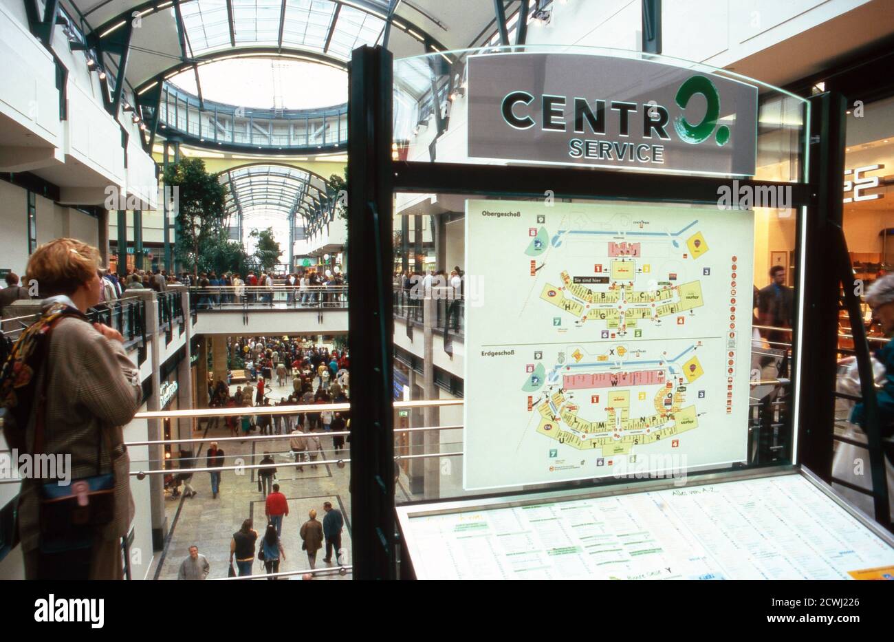Menschen strömen im neu eröffneten Centro Einkaufszentrum di Oberhausen, Germania 1996. Foto Stock