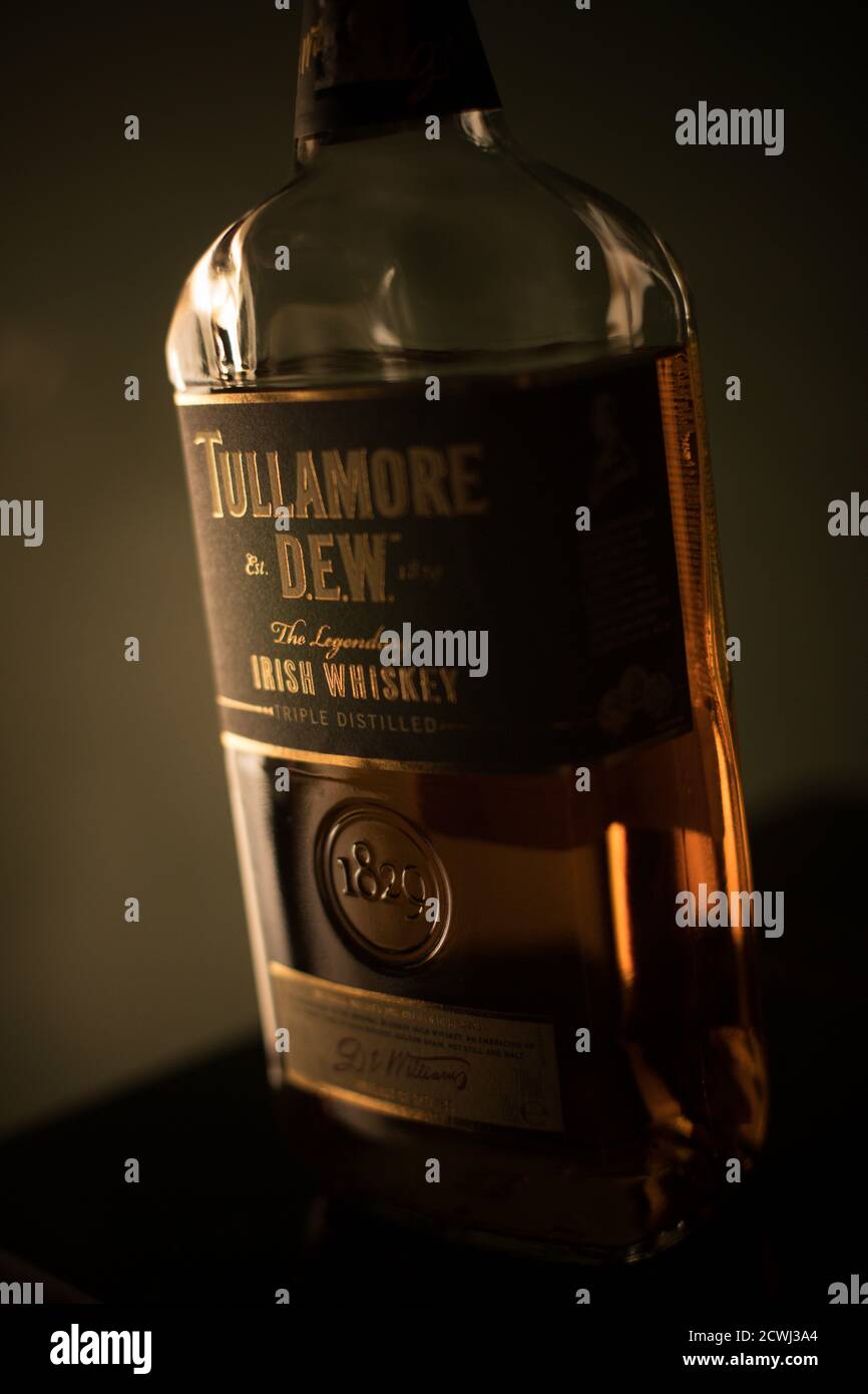 Bucarest, Romania - 16 febbraio 2020: Editoriale illustrativo shot una bottiglia di Tullamore DEW Irish whiskey a Bucarest, Romania. Foto Stock