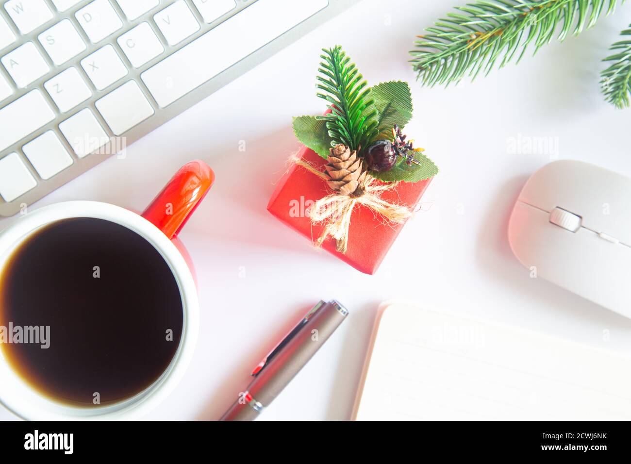 Bianco Natale, scrivania con computer portatile, decorazioni e forniture di lavoro con tazza di caffè. Vista dall'alto con spazio per la copia per inserire il testo. Scrivania a piano Foto Stock