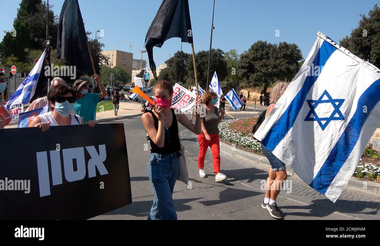 GERUSALEMME, ISRAELE - 29 SETTEMBRE: Manifestanti che prendono parte a una manifestazione davanti al parlamento israeliano sulla legislazione che limita le proteste in un blocco a livello nazionale volto a contrastare la pandemia di coronavirus il 29 settembre 2020 a Gerusalemme, Israele. Il parlamento israeliano ha approvato modifiche alla legge del Coronavirus che limiterebbero le proteste contro il primo ministro Benjamin Netanyahu chiedendo le sue dimissioni per la sua accusa di corruzione e la gestione della pandemia del coronavirus. Foto Stock