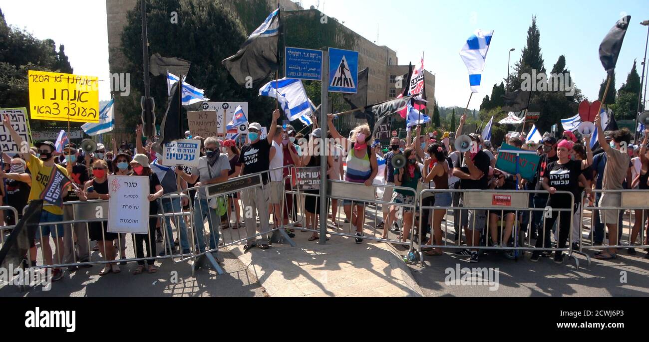GERUSALEMME, ISRAELE - 29 SETTEMBRE: Manifestanti che prendono parte a una manifestazione davanti al parlamento israeliano sulla legislazione che limita le proteste in un blocco a livello nazionale volto a contrastare la pandemia di coronavirus il 29 settembre 2020 a Gerusalemme, Israele. Il parlamento israeliano ha approvato modifiche alla legge del Coronavirus che limiterebbero le proteste contro il primo ministro Benjamin Netanyahu chiedendo le sue dimissioni per la sua accusa di corruzione e la gestione della pandemia del coronavirus. Foto Stock