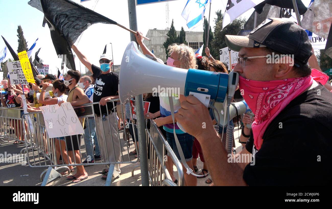 GERUSALEMME, ISRAELE - 29 SETTEMBRE: Manifestanti che prendono parte a una manifestazione davanti al parlamento israeliano sulla legislazione che limita le proteste in un blocco a livello nazionale volto a contrastare la pandemia di coronavirus il 29 settembre 2020 a Gerusalemme, Israele. Il parlamento israeliano ha approvato modifiche alla legge del Coronavirus che limiterebbero le proteste contro il primo ministro Benjamin Netanyahu chiedendo le sue dimissioni per la sua accusa di corruzione e la gestione della pandemia del coronavirus. Foto Stock