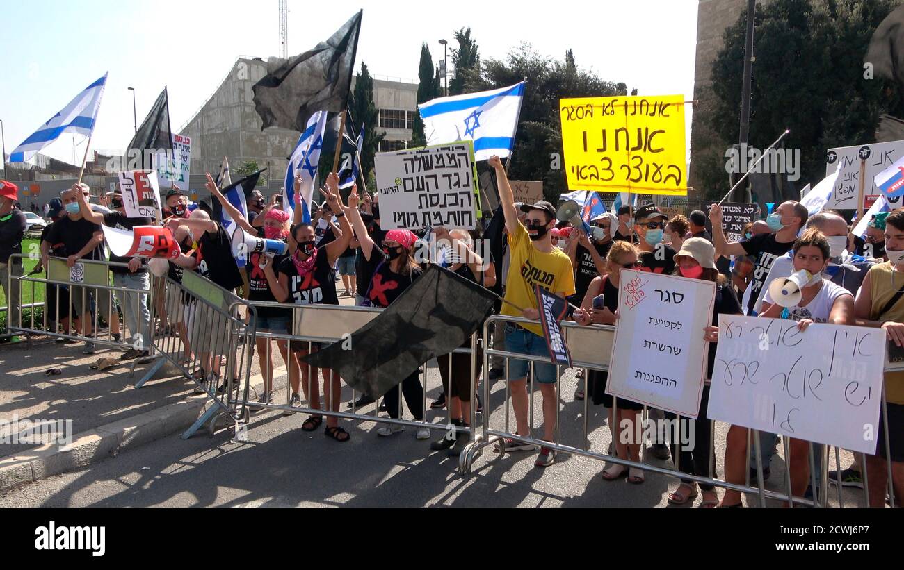 GERUSALEMME, ISRAELE - 29 SETTEMBRE: Manifestanti che prendono parte a una manifestazione davanti al parlamento israeliano sulla legislazione che limita le proteste in un blocco a livello nazionale volto a contrastare la pandemia di coronavirus il 29 settembre 2020 a Gerusalemme, Israele. Il parlamento israeliano ha approvato modifiche alla legge del Coronavirus che limiterebbero le proteste contro il primo ministro Benjamin Netanyahu chiedendo le sue dimissioni per la sua accusa di corruzione e la gestione della pandemia del coronavirus. Foto Stock