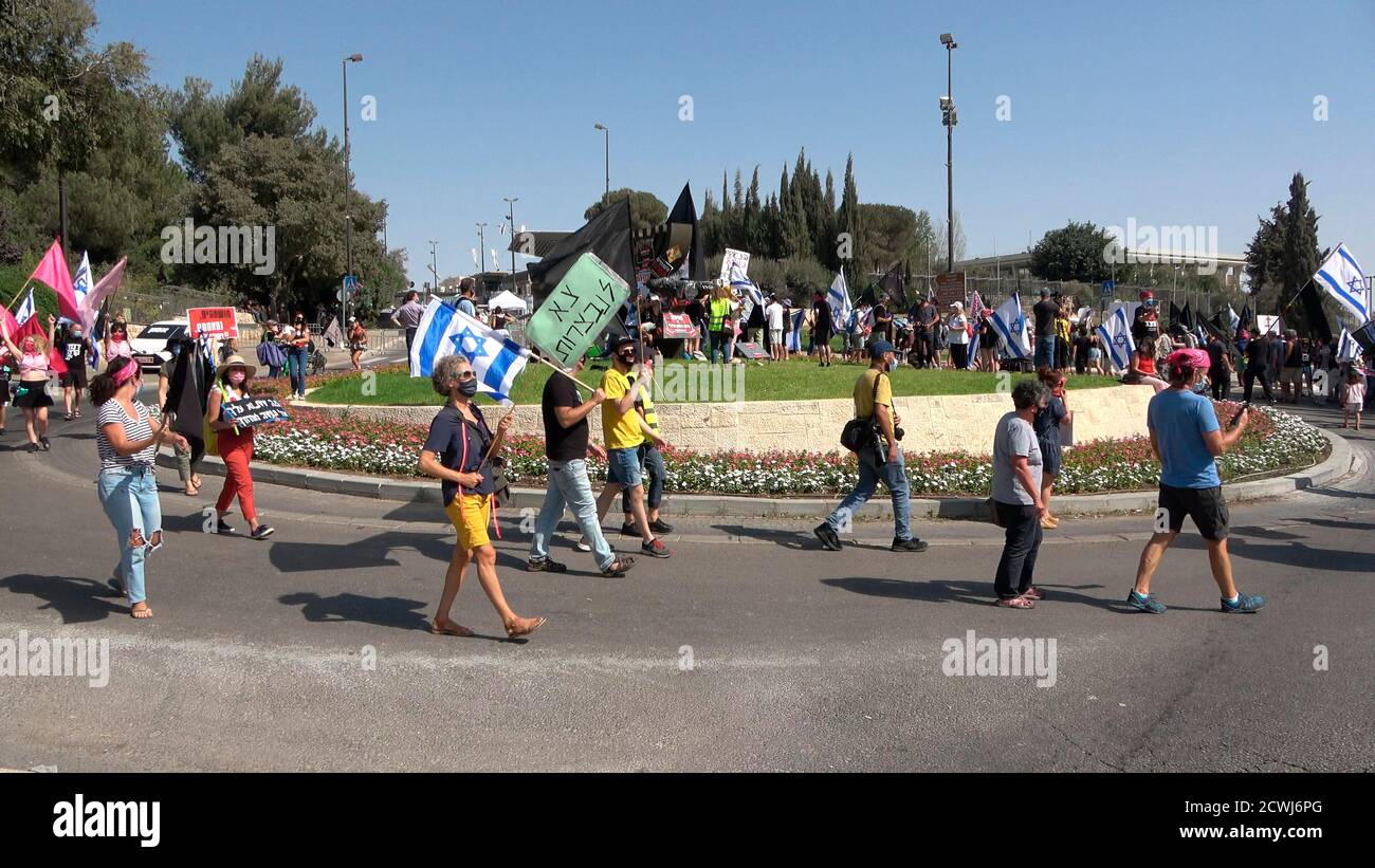 GERUSALEMME, ISRAELE - 29 SETTEMBRE: Manifestanti che prendono parte a una manifestazione davanti al parlamento israeliano sulla legislazione che limita le proteste in un blocco a livello nazionale volto a contrastare la pandemia di coronavirus il 29 settembre 2020 a Gerusalemme, Israele. Il parlamento israeliano ha approvato modifiche alla legge del Coronavirus che limiterebbero le proteste contro il primo ministro Benjamin Netanyahu chiedendo le sue dimissioni per la sua accusa di corruzione e la gestione della pandemia del coronavirus. Foto Stock
