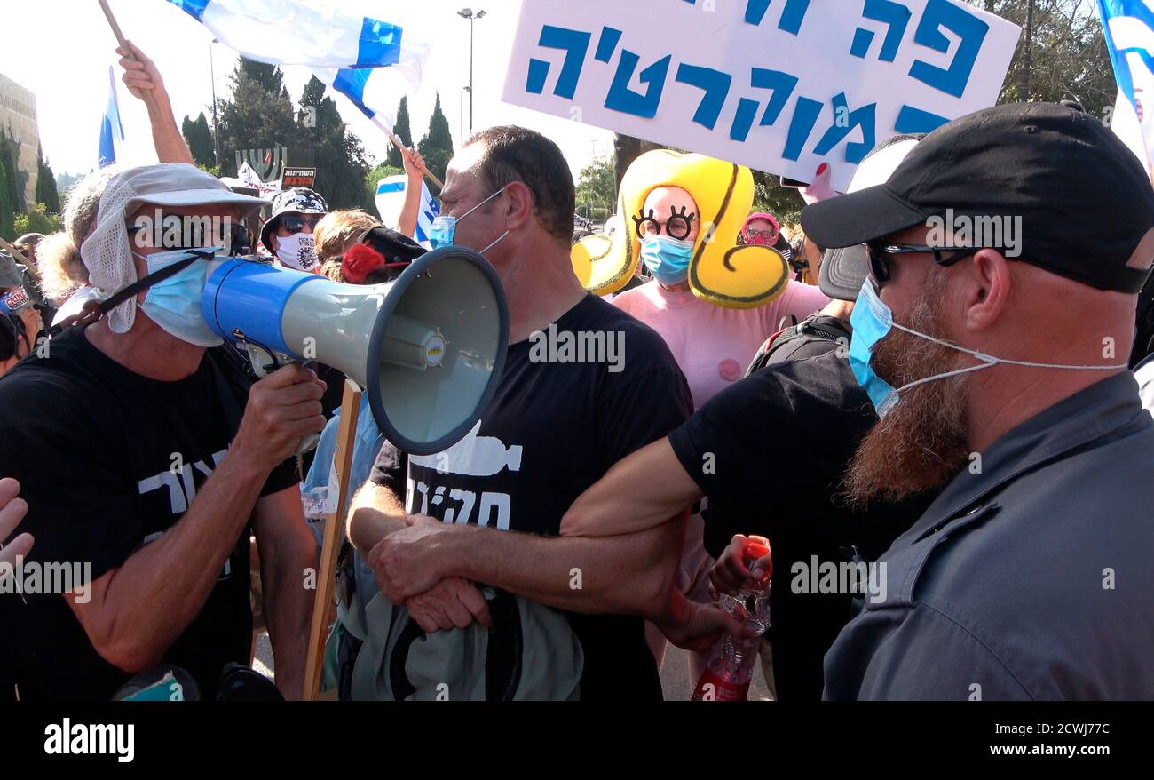 GERUSALEMME, ISRAELE - 29 SETTEMBRE: Manifestanti che prendono parte a una manifestazione davanti al parlamento israeliano sulla legislazione che limita le proteste in un blocco a livello nazionale volto a contrastare la pandemia di coronavirus il 29 settembre 2020 a Gerusalemme, Israele. La Knesset voterà oggi sulle modifiche alla legge del Coronavirus che limiterebbero le proteste contro il primo ministro Benjamin Netanyahu chiedendo le sue dimissioni per la sua accusa di corruzione e la gestione della pandemia del coronavirus. Foto Stock
