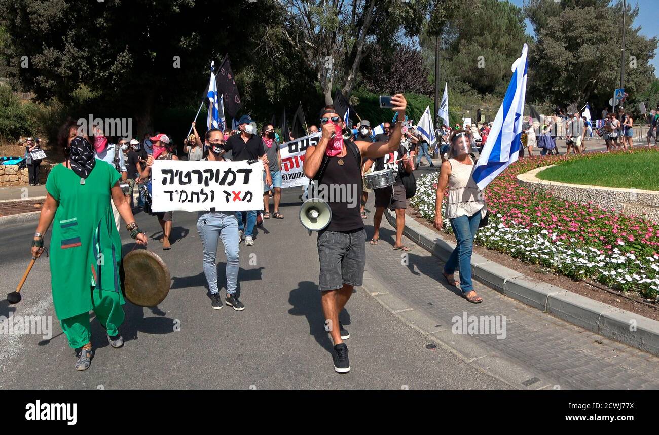 GERUSALEMME, ISRAELE - 29 SETTEMBRE: Manifestanti che prendono parte a una manifestazione davanti al parlamento israeliano sulla legislazione che limita le proteste in un blocco a livello nazionale volto a contrastare la pandemia di coronavirus il 29 settembre 2020 a Gerusalemme, Israele. Il parlamento israeliano ha approvato modifiche alla legge del Coronavirus che limiterebbero le proteste contro il primo ministro Benjamin Netanyahu chiedendo le sue dimissioni per la sua accusa di corruzione e la gestione della pandemia del coronavirus. Foto Stock