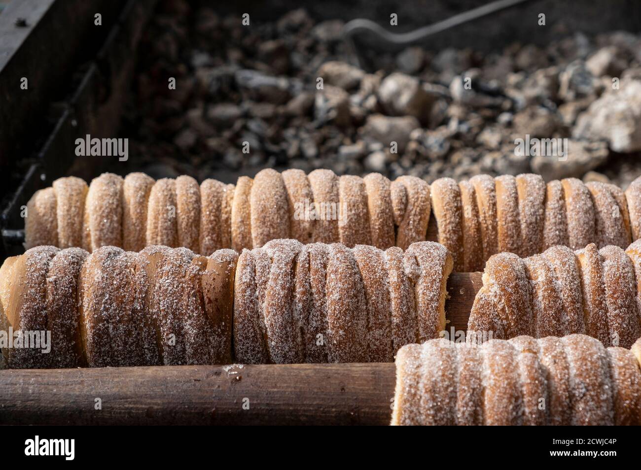 Trdlo (trdelnik) - tradizionale dolce nazionale ceco. Cottura in strada nella città di Praga, Repubblica Ceca Foto Stock