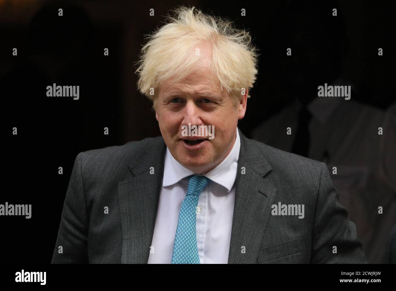 (200930) -- PECHINO, 30 settembre 2020 (Xinhua) -- il primo ministro britannico Boris Johnson lascia 10 Downing Street per partecipare alle interrogazioni del primo ministro alla Camera dei Comuni, a Londra, Gran Bretagna, il 16 settembre 2020. (Foto di Tim Ireland/Xinhua) Foto Stock