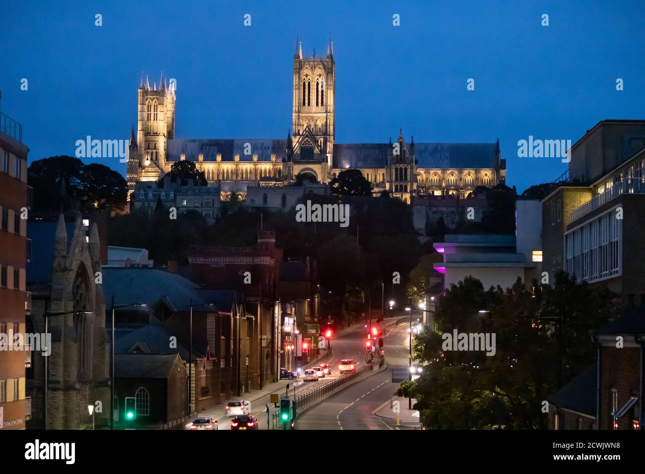 Una vista della Cattedrale di Lincoln presa dal fondo di Lindum Hill, Broadgate, preso al tramonto, alla fine di settembre. La Cattedrale è stata rinnovata con nuove luci nel 2020. Foto Stock
