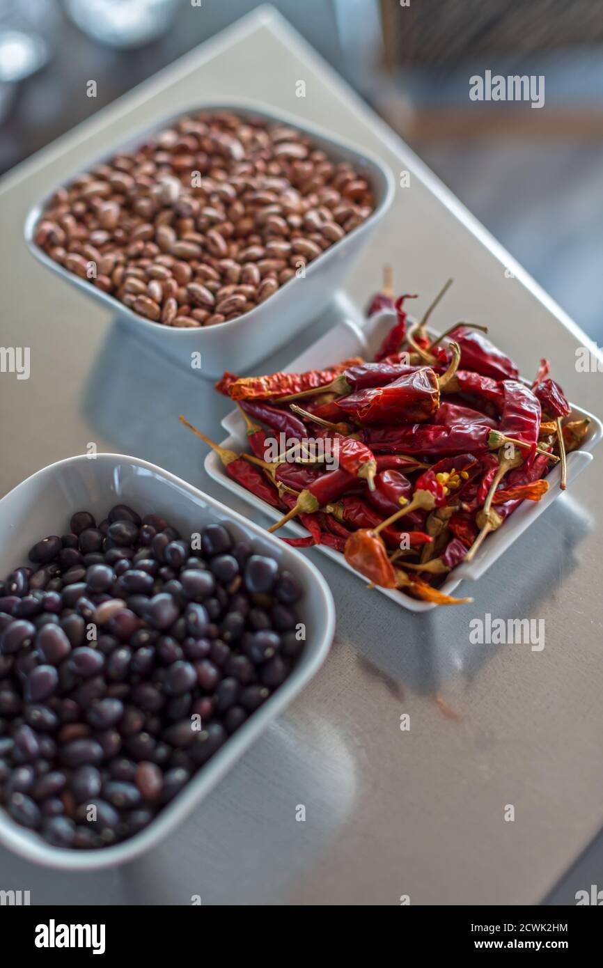 Peperoncino essiccato in un piatto Foto Stock