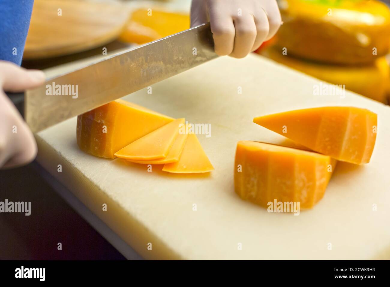 Affettare a mano il formaggio Foto Stock