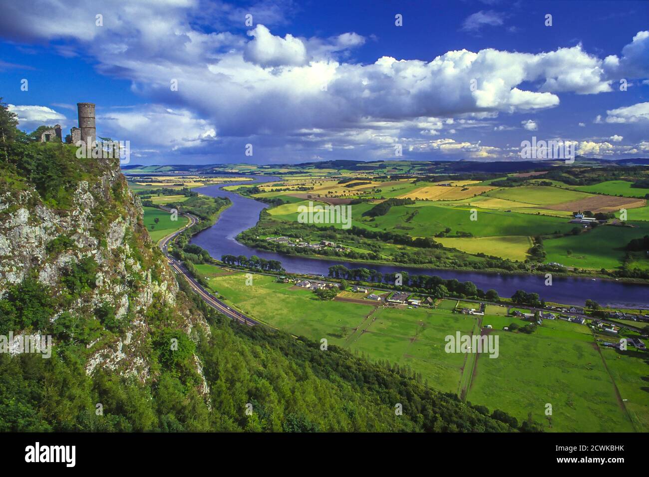 I boschi di Kinnoul Hill si affacciano sul fiume Tay a Perth. Foto Stock