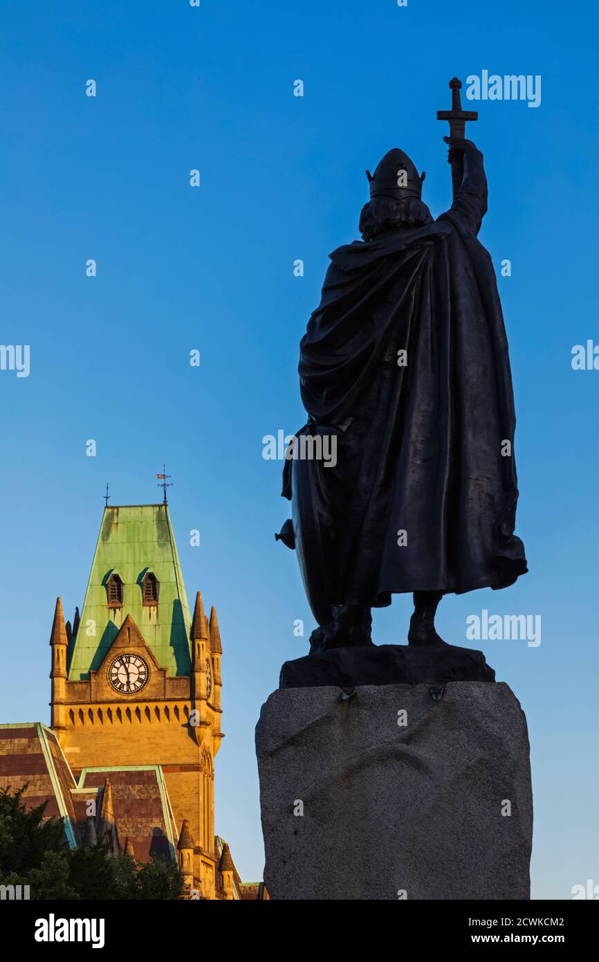 Inghilterra, Hampshire, Winchester, King Alfred la Grande Statua e la Guildhall Foto Stock