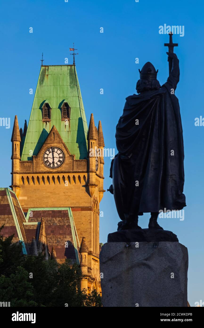 Inghilterra, Hampshire, Winchester, King Alfred la Grande Statua e la Guildhall Foto Stock