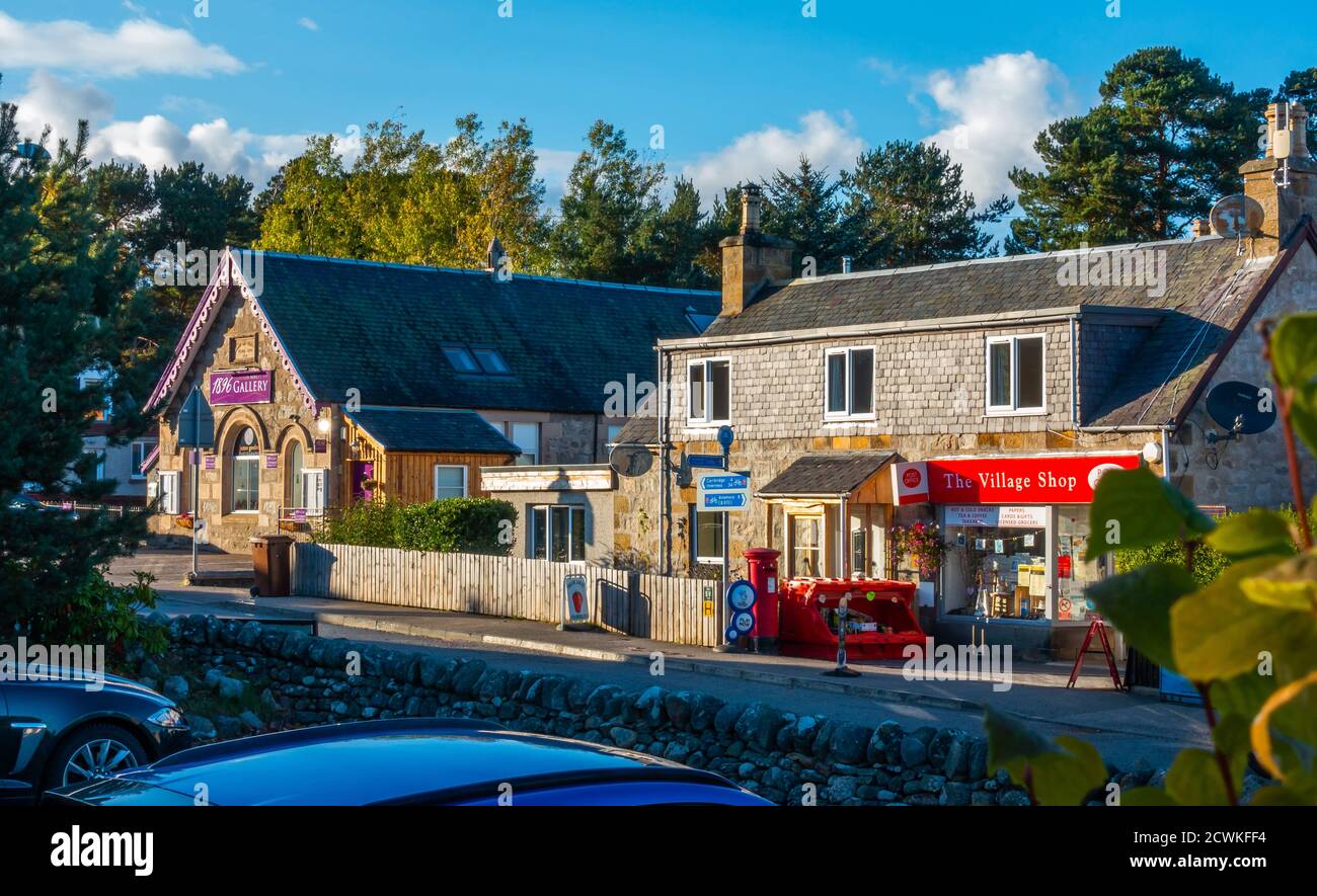 L'ufficio postale e negozio nel piccolo villaggio di Boat of Garten a Badenoch e Strathspey nelle Highlands della Scozia, Regno Unito Foto Stock