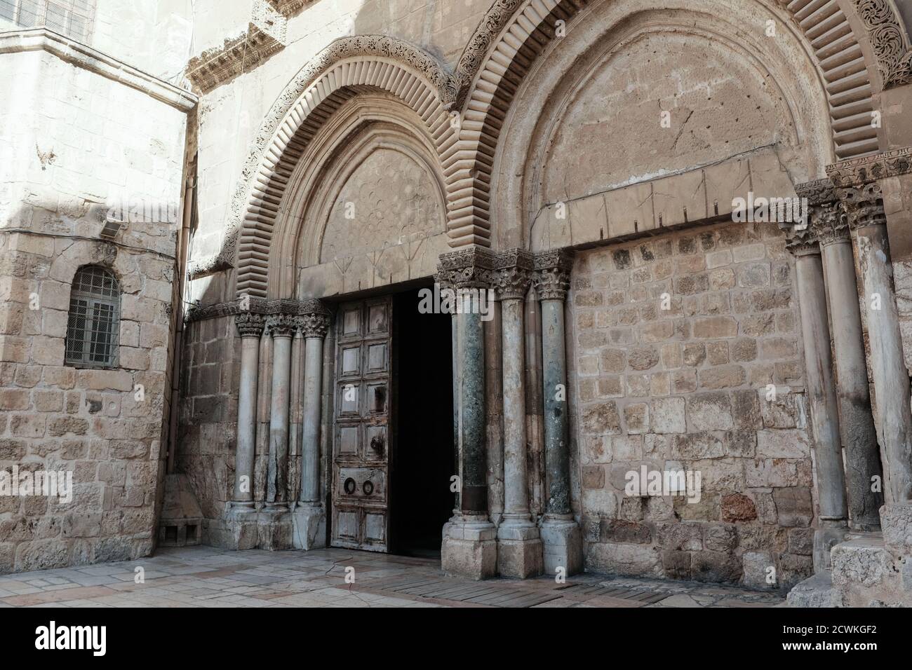 Gerusalemme, Israele. 30 settembre 2020. La Chiesa del Santo Sepolcro rimane aperta ma quasi deserta durante la seconda chiusura di Israele, iniziata il 18 settembre 2020. PM Netanyahu chiarito blocco sarà in vigore per almeno un mese come ospedale Coronavirus reparti in tutto il paese lotta vicino alla capacità. Israele ha superato negli ultimi giorni anche gli Stati Uniti in Coronavirus morti pro capite. Credit: NIR Alon/Alamy Live News Foto Stock