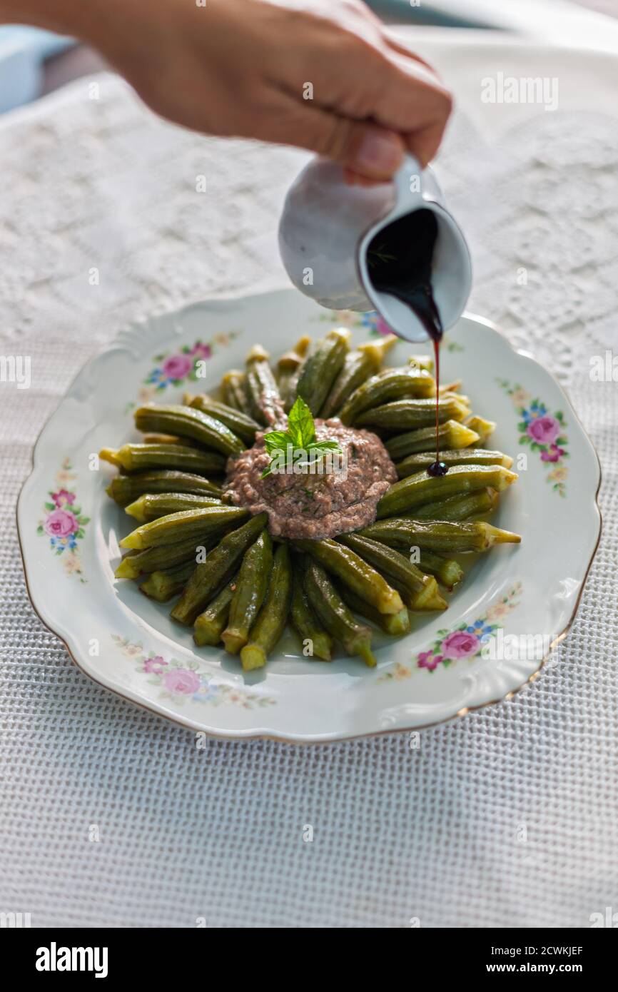 Brasato Okra con carne macinata e sciroppo di melograno Foto Stock