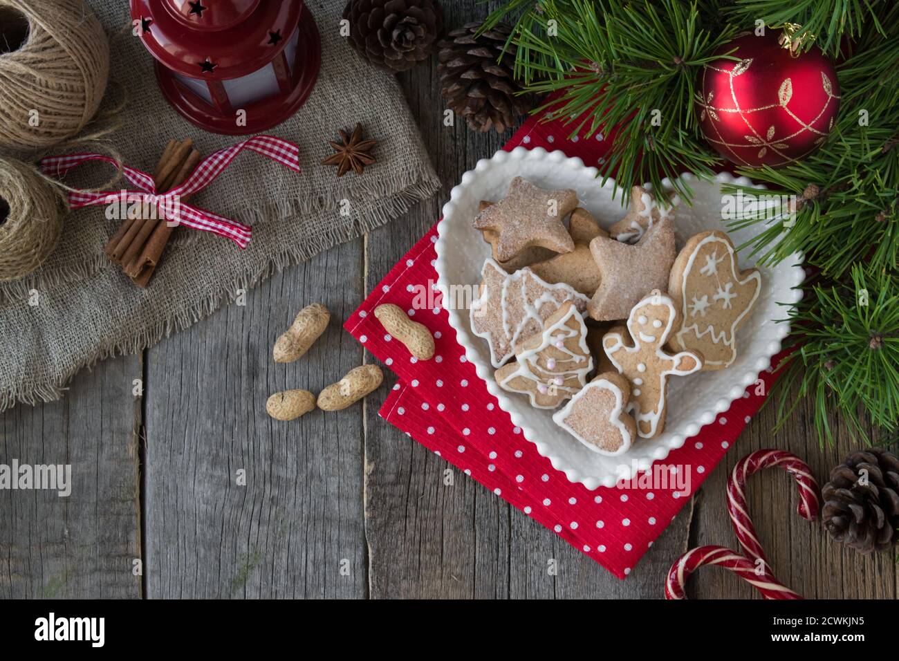 Biscotti di Natale su un tovagliolo rosso. Cibo per le vacanze. Foto Stock