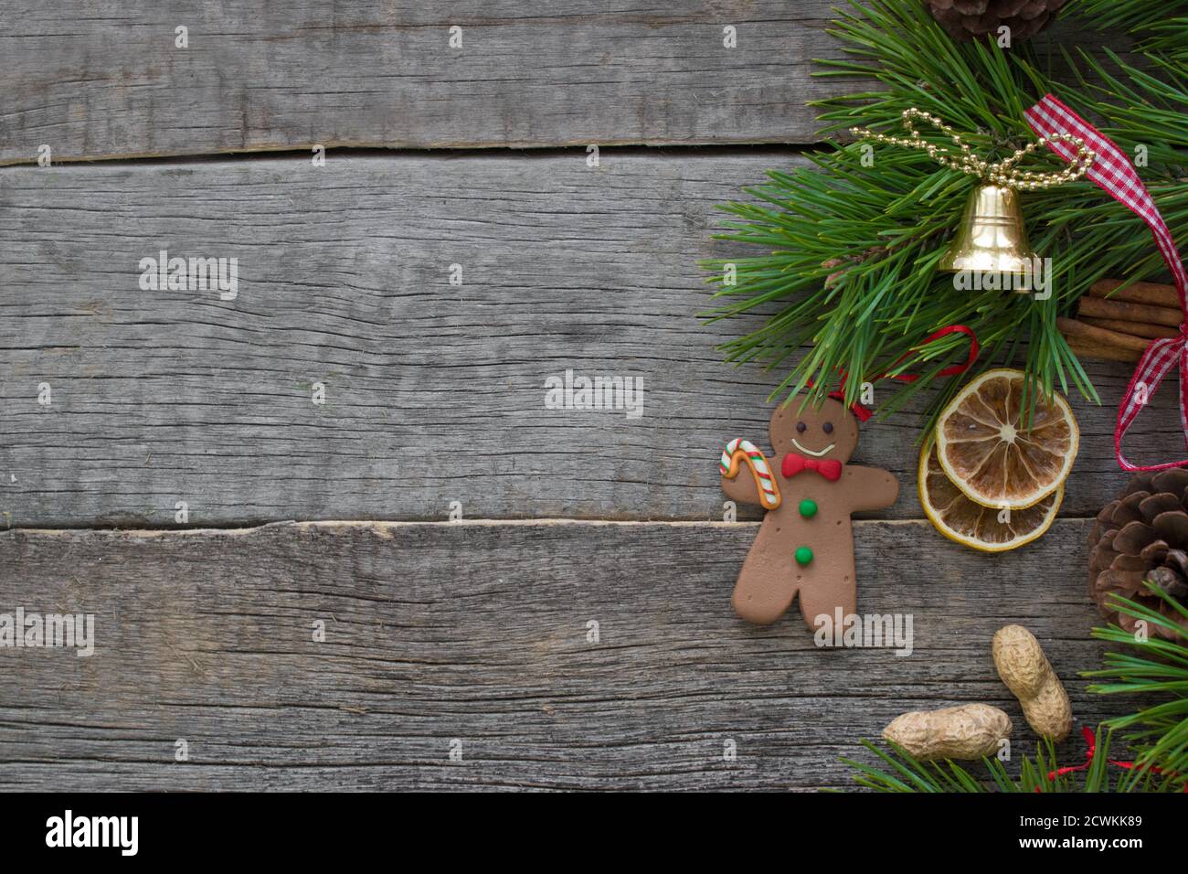 Composizione natalizia su sfondo ligneo. Al Gingerbread Man Foto Stock