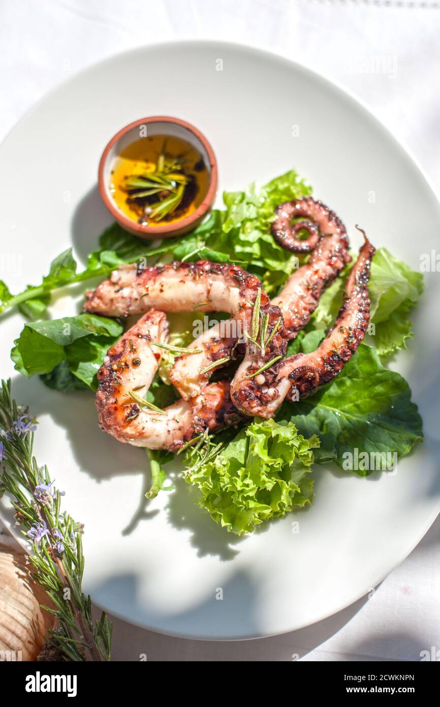Polpo alla griglia sul tavolo Foto Stock