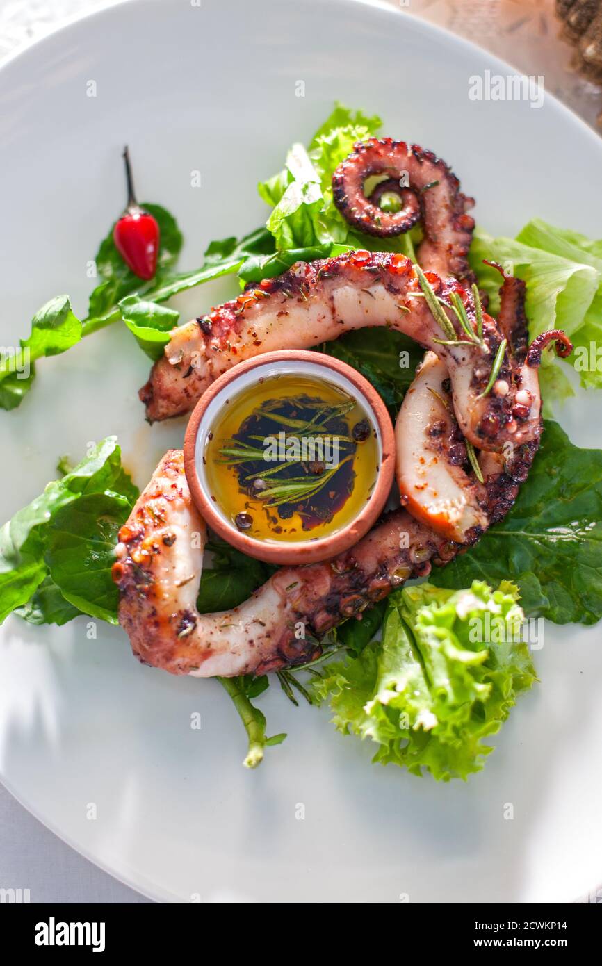 Polpo alla griglia sul tavolo Foto Stock