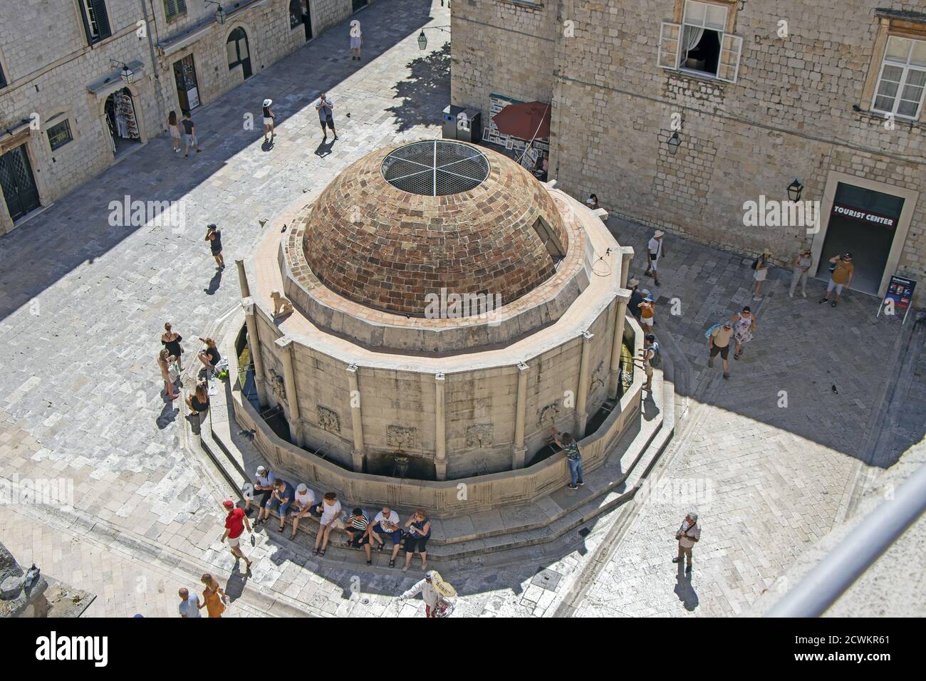 Dubrovnik, Croazia - 04 settembre 2020: Molti turisti vicino alla grande fontana di Onfrio con acqua Foto Stock
