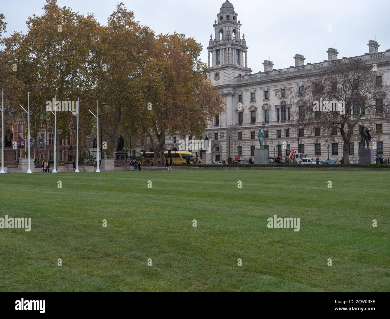 Giardino di Piazza del Parlamento visto con il prato appena posato. Foto Stock