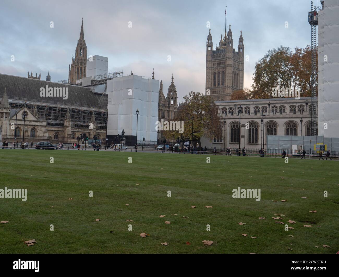 Giardino di Piazza del Parlamento visto con il prato appena posato. Foto Stock