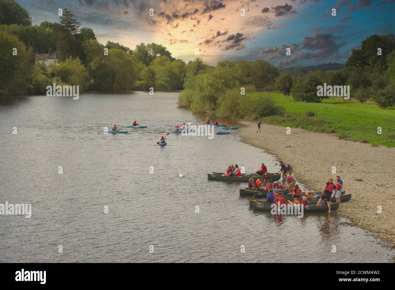 Fiume e sport di avventura sul fiume Wye a Glasbury, Powys, Galles., Regno Unito Foto Stock