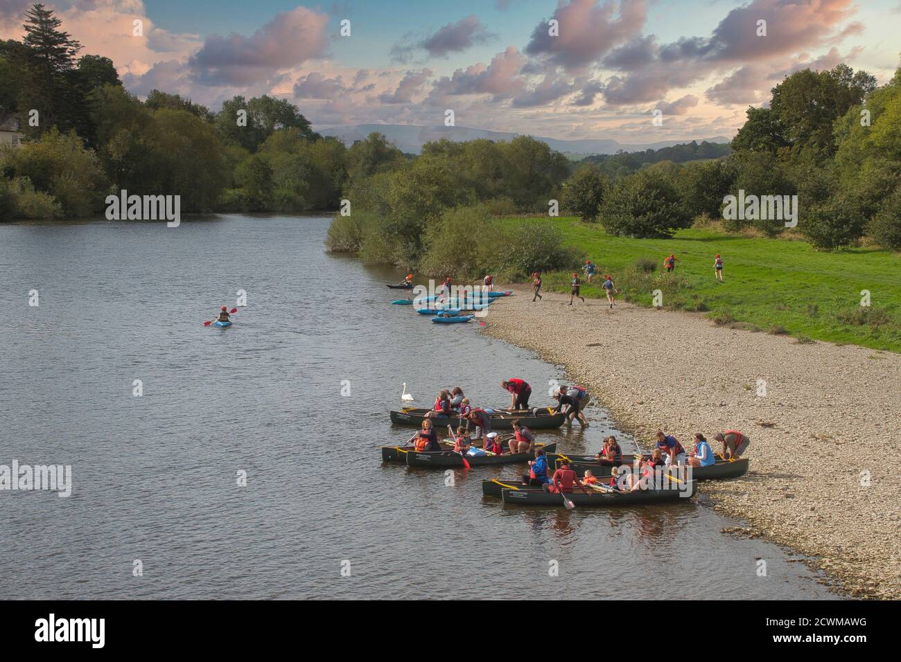 Fiume e sport di avventura sul fiume Wye a Glasbury, Powys, Galles., Regno Unito Foto Stock
