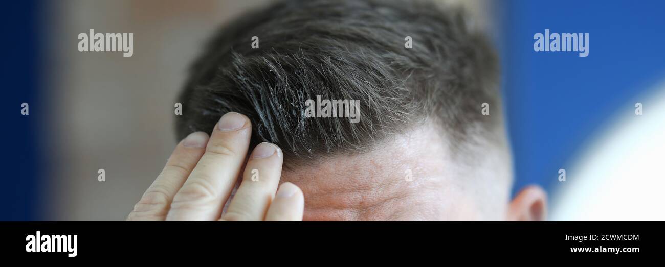 Uomo che applica gel per capelli al suo closeup capelli Foto Stock