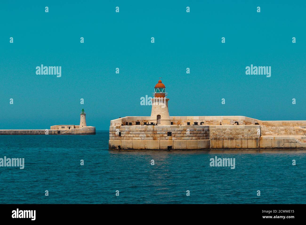 Ricasoli e Sant'Elmo faro al porto di Kalkara vicino a La Valletta Grand Harbour di Malta Foto Stock