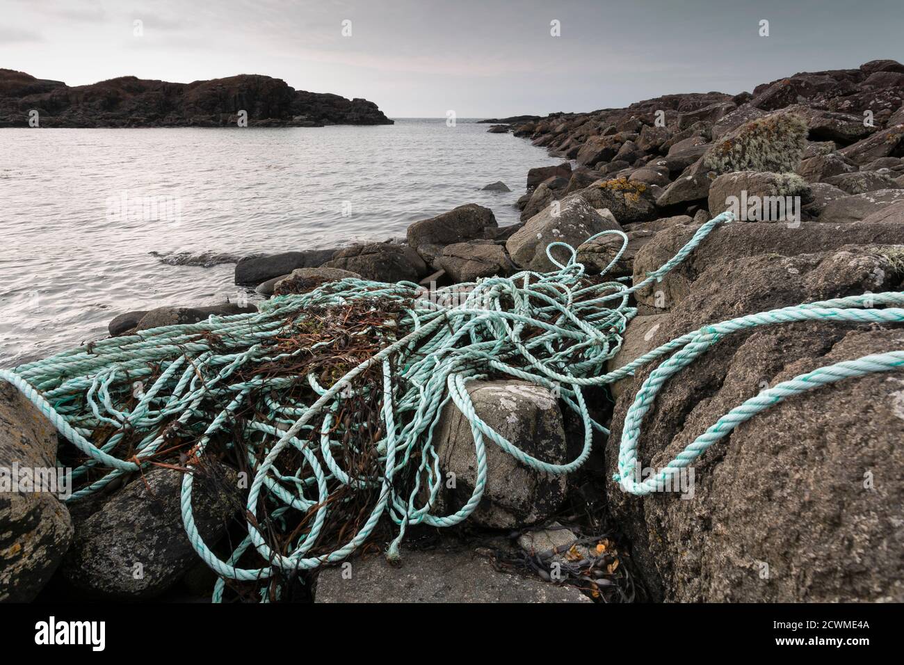 I detriti provenienti dall'industria della pesca lavati su rocce, nylon e corda di plastica e la rete è un problema importante intorno a tutte le coste del pianeta Foto Stock