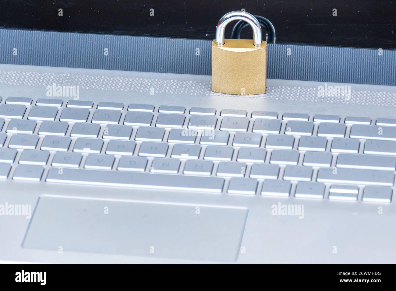 lucchetto chiuso su un computer portatile, concetto di sicurezza digitale Foto Stock