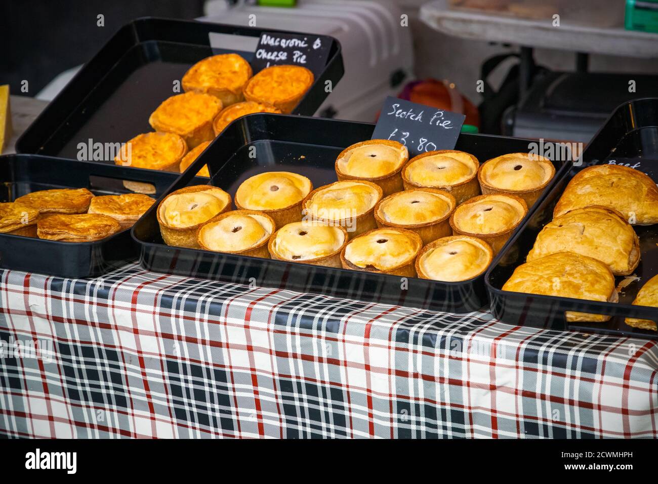 Torte di scotch fresche in mostra al mercato alimentare reale Kings Cross a Londra Foto Stock
