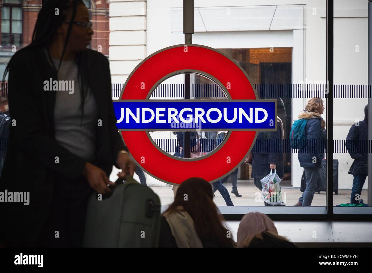 Londra, Regno Unito - 2 febbraio 2020 - segnale della metropolitana di Londra alla stazione della metropolitana King's Cross St Pancras con turisti che passano Foto Stock