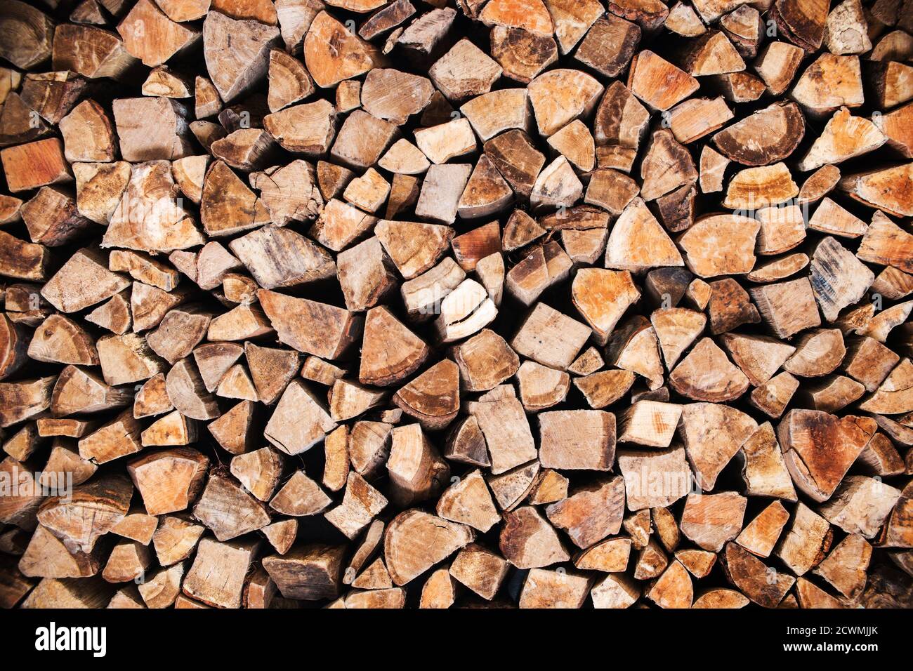Pila di tronchi di legno, legno astratto inverno e autunno sfondo Foto Stock
