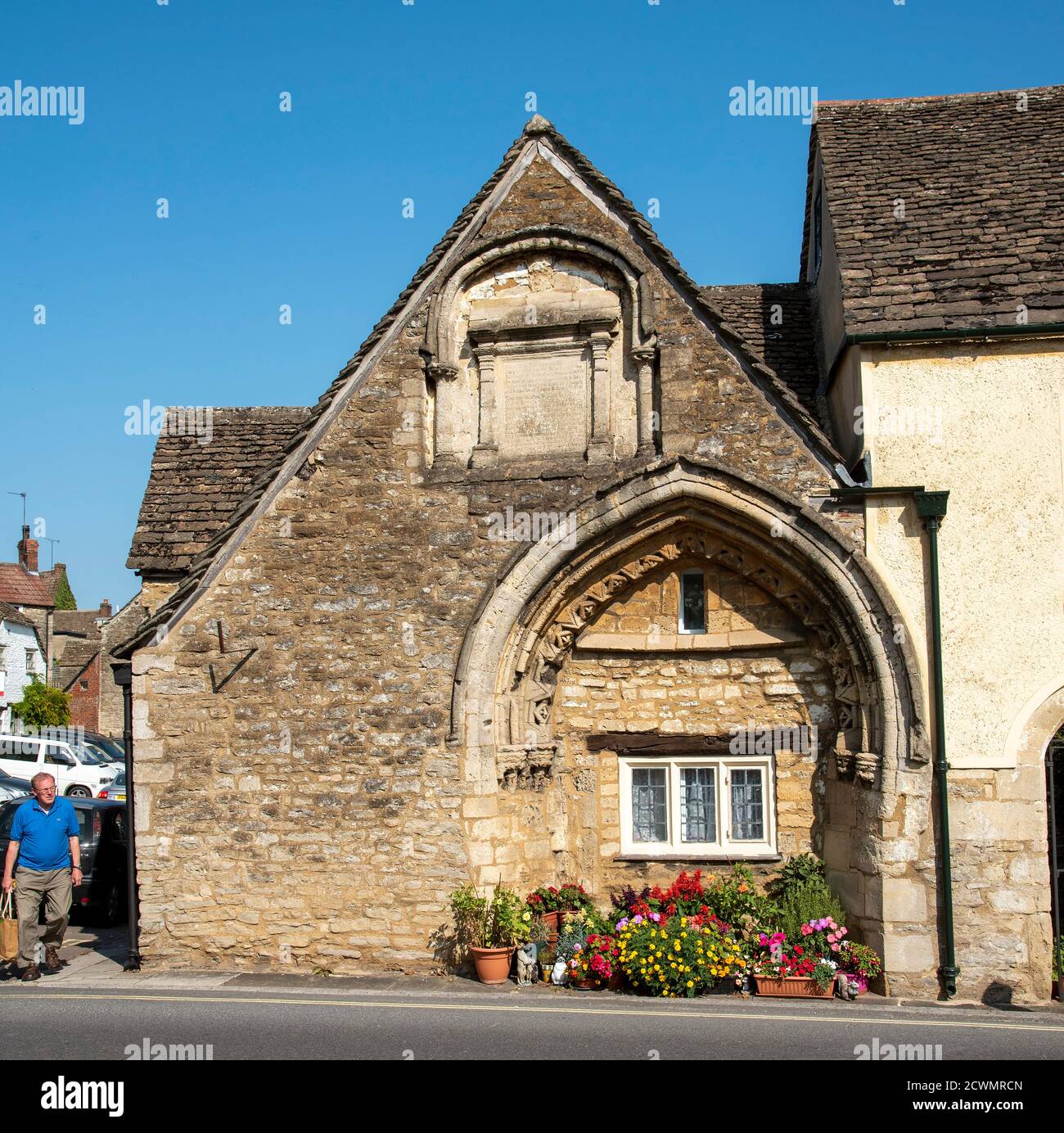Malmesbury, Wiltshire, Inghilterra, Regno Unito. 2020. Una porta medievale ad arco del 12 ° secolo precedentemente una parte dell'ospedale di San Giovanni Battista con 17 ° secolo Foto Stock