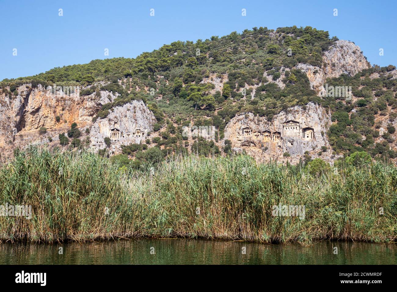 Famose tombe scavate all'interno di rocce nell'antica città di Kaunos, Turchia. Tombe di montagna reale licano scavate nelle rocce vicino alla città di Dalyan nel pro Foto Stock