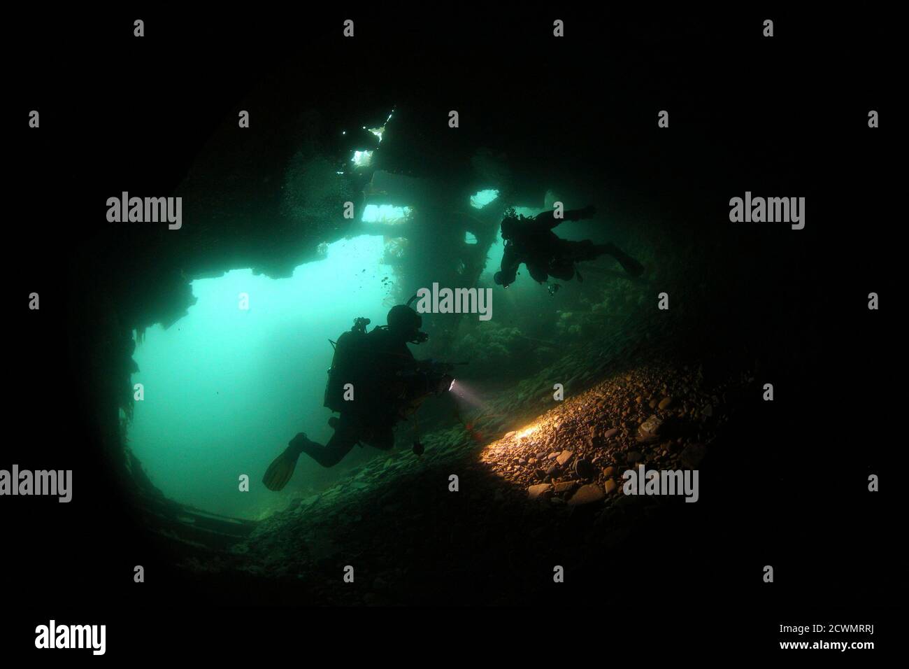 Divers explore inside the upturned blockship Tabarka in Burra Sound, in the Orkney Islands, Scotland May 8, 2014. Tabarka was deliberately sunk during WWII to try and block the path of German U-Boats. During both World Wars, Scapa Flow was an important British naval base, and the site of significant loss of life. Following the end of World War One, 74 German warships were interned there, and on June 21, 1919 most were deliberately sunk, or scuttled, at the orders of German Rear Admiral Ludwig Von Reuter, who mistakenly thought that the Armistice had broken down and wanted to prevent the Britis Foto Stock