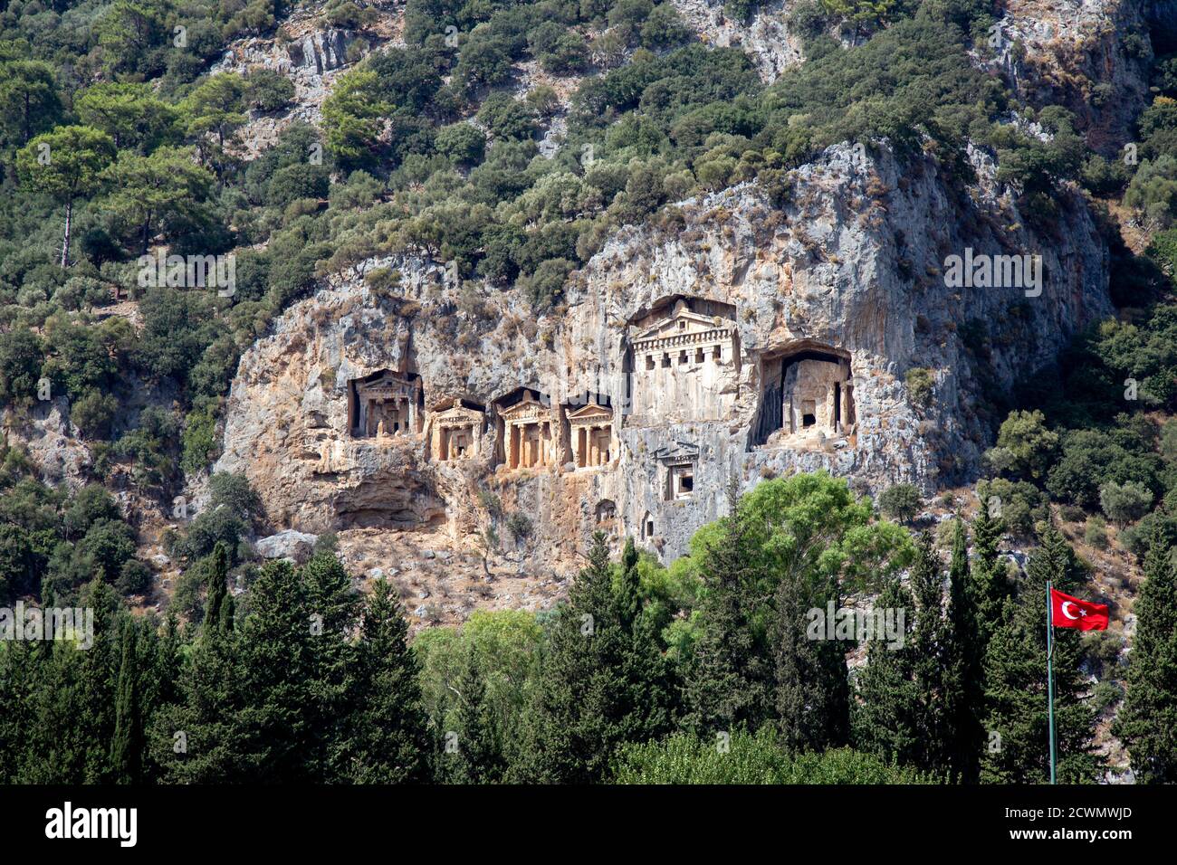 Famose tombe scavate all'interno di rocce nell'antica città di Kaunos, Turchia. Tombe di montagna reale licano scavate nelle rocce vicino alla città di Dalyan nel pro Foto Stock