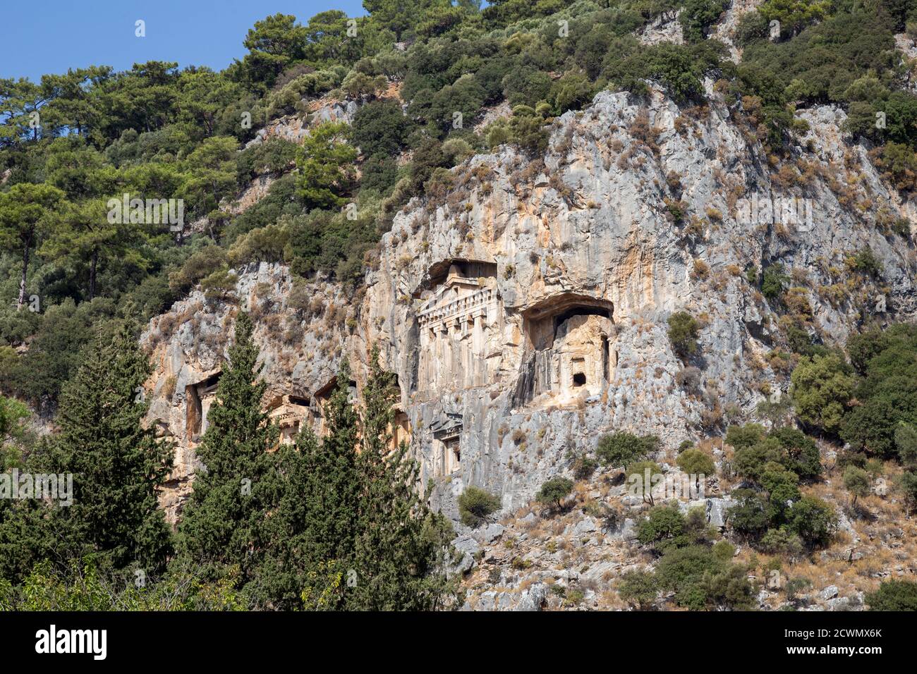 Famose tombe scavate all'interno di rocce nell'antica città di Kaunos, Turchia. Tombe di montagna reale licano scavate nelle rocce vicino alla città di Dalyan nel pro Foto Stock