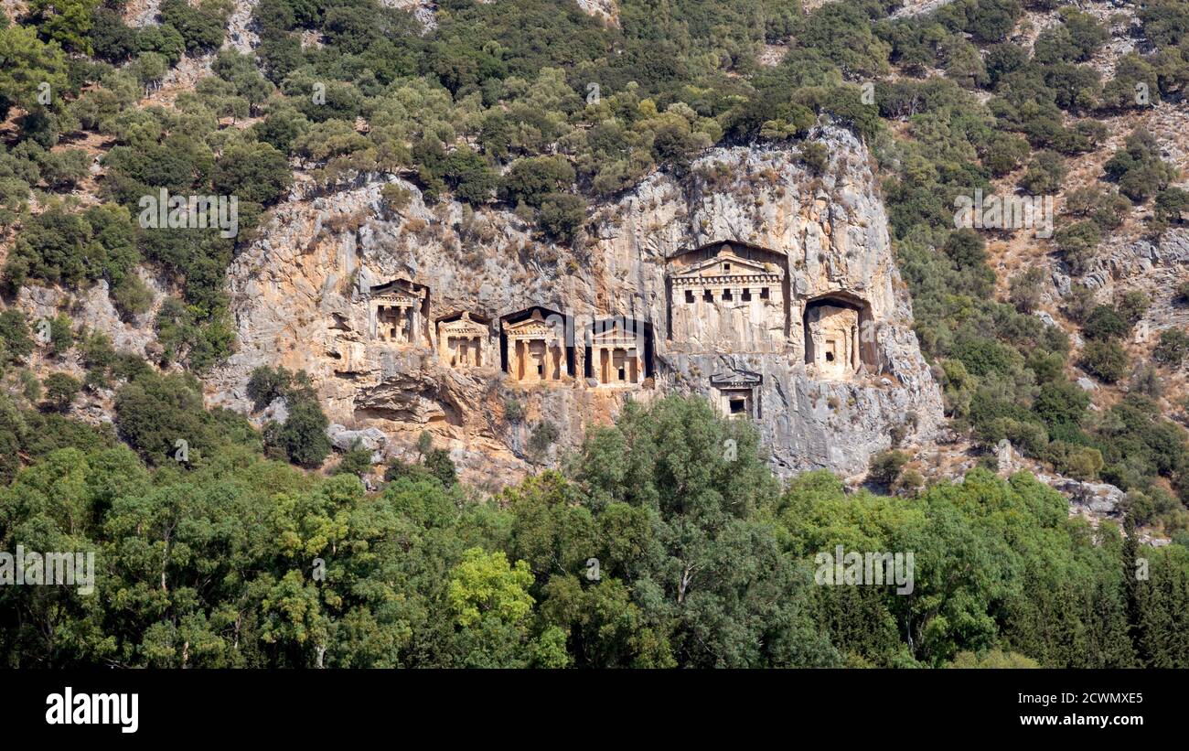 Famose tombe scavate all'interno di rocce nell'antica città di Kaunos, Turchia. Tombe di montagna reale licano scavate nelle rocce vicino alla città di Dalyan nel pro Foto Stock
