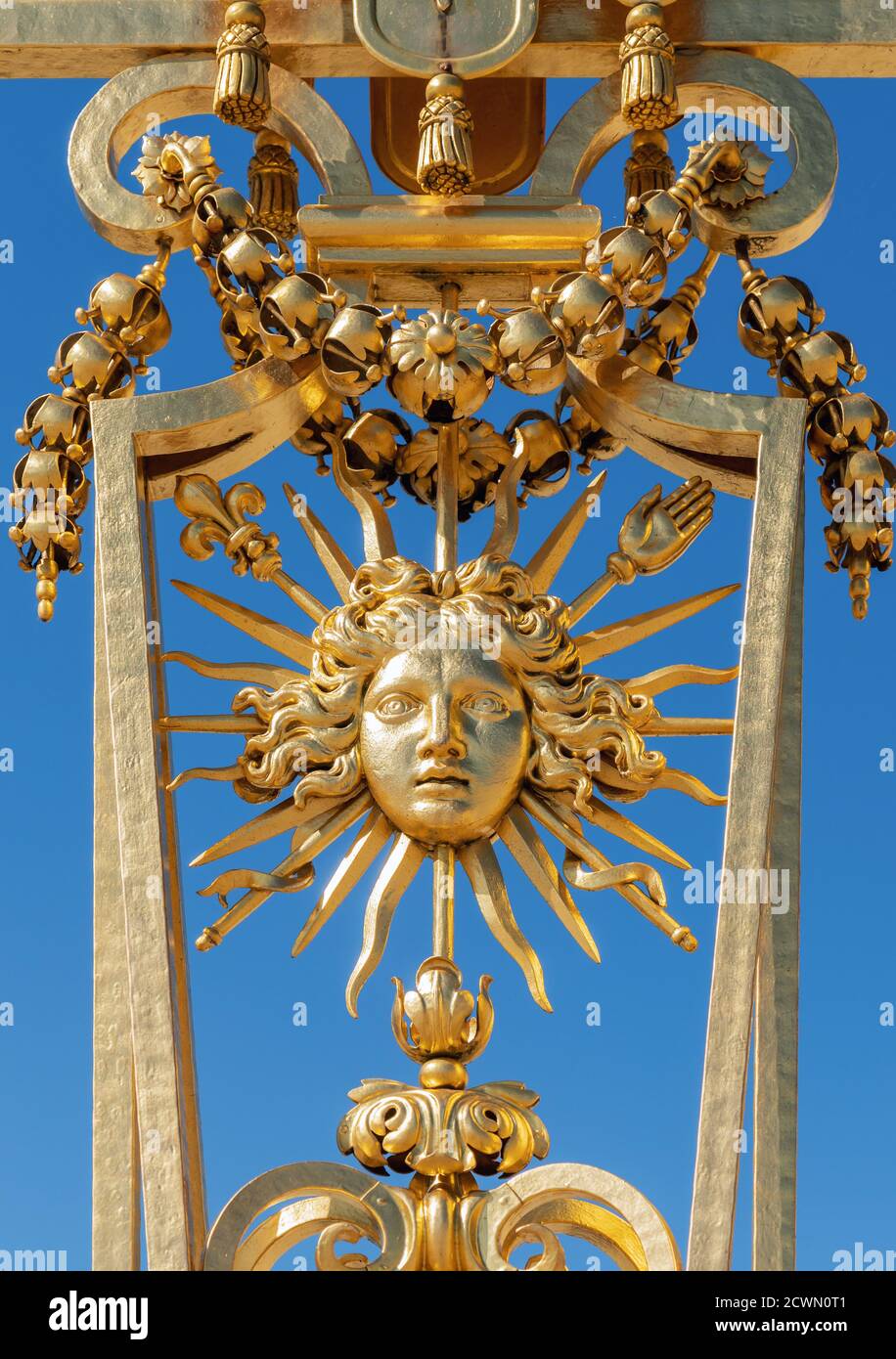 Simbolo di Luigi XIV il Re Sole sull'oro Porta del Castello di Versailles Foto Stock